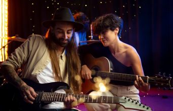 Medium shot musicians playing the guitars